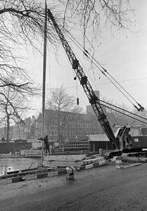 129017 Gezicht op de werkzaamheden bij de in aanbouw zijde inlaat van de spuikoker in de Stadsbuitengracht te Utrecht, ...